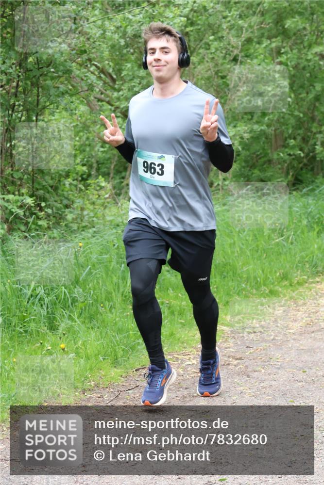 04.05.2025 - 8. Wedeler Halbmarathon Lena Gebhardt http://msf.ph/oto/7832680 04.05.2025 11:20:24 Laufen 963 meine-sportfotos.de