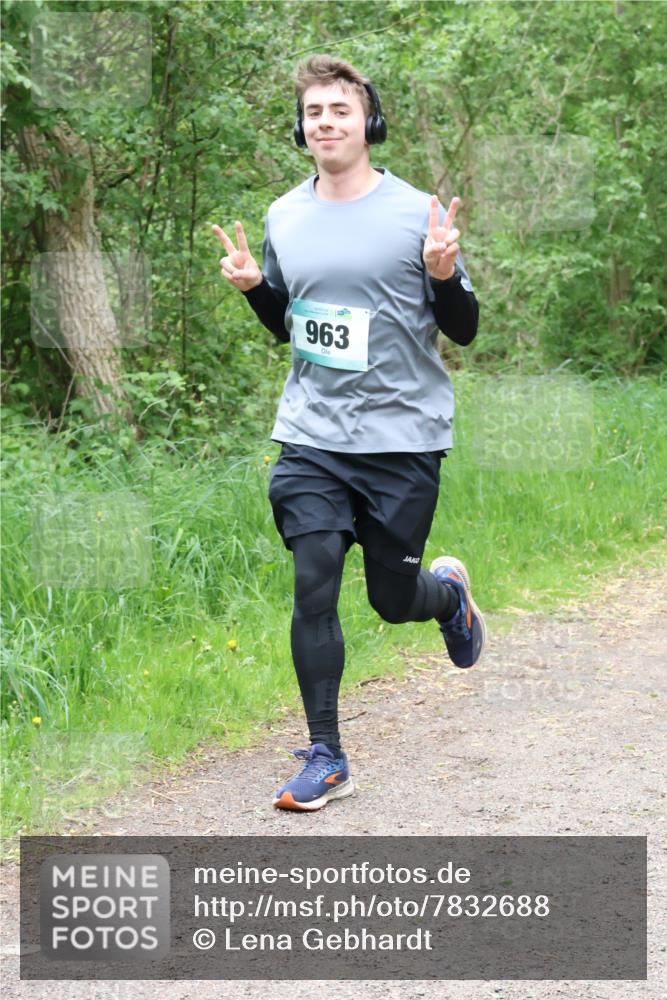 04.05.2025 - 8. Wedeler Halbmarathon Lena Gebhardt http://msf.ph/oto/7832688 04.05.2025 11:20:24 Laufen 963 meine-sportfotos.de
