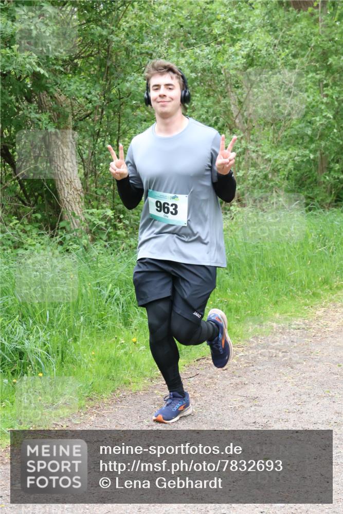 04.05.2025 - 8. Wedeler Halbmarathon Lena Gebhardt http://msf.ph/oto/7832693 04.05.2025 11:20:24 Laufen 963 meine-sportfotos.de