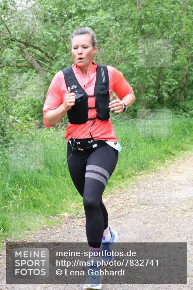 04.05.2025 - 8. Wedeler Halbmarathon Lena Gebhardt http://msf.ph/oto/7832741 04.05.2025 11:20:27 Laufen  meine-sportfotos.de