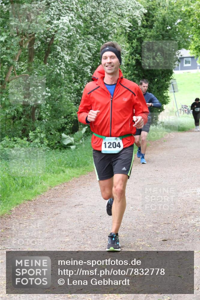 04.05.2025 - 8. Wedeler Halbmarathon Lena Gebhardt http://msf.ph/oto/7832778 04.05.2025 11:20:35 Laufen 1204 meine-sportfotos.de