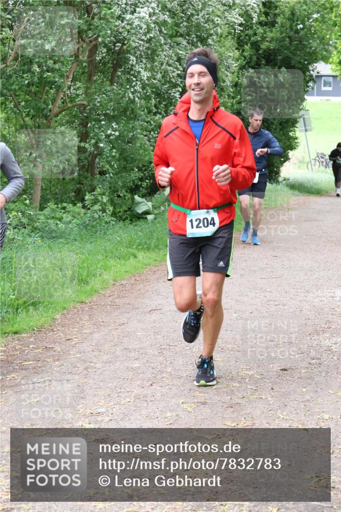 04.05.2025 - 8. Wedeler Halbmarathon Lena Gebhardt http://msf.ph/oto/7832783 04.05.2025 11:20:35 Laufen 1204, 2003 meine-sportfotos.de