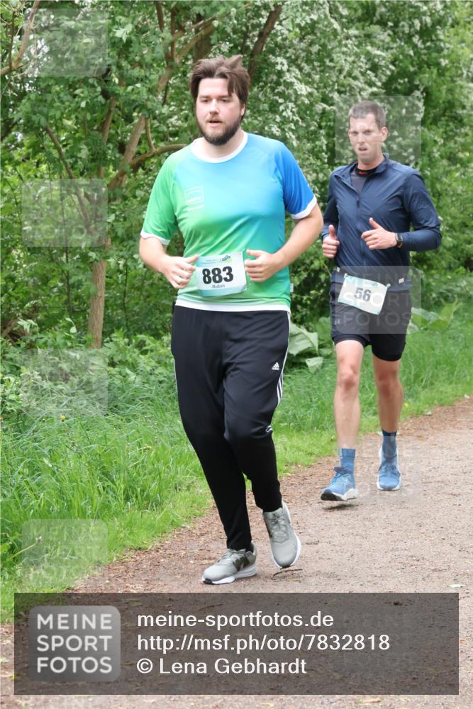 04.05.2025 - 8. Wedeler Halbmarathon Lena Gebhardt http://msf.ph/oto/7832818 04.05.2025 11:20:36 Laufen 883, 56 meine-sportfotos.de