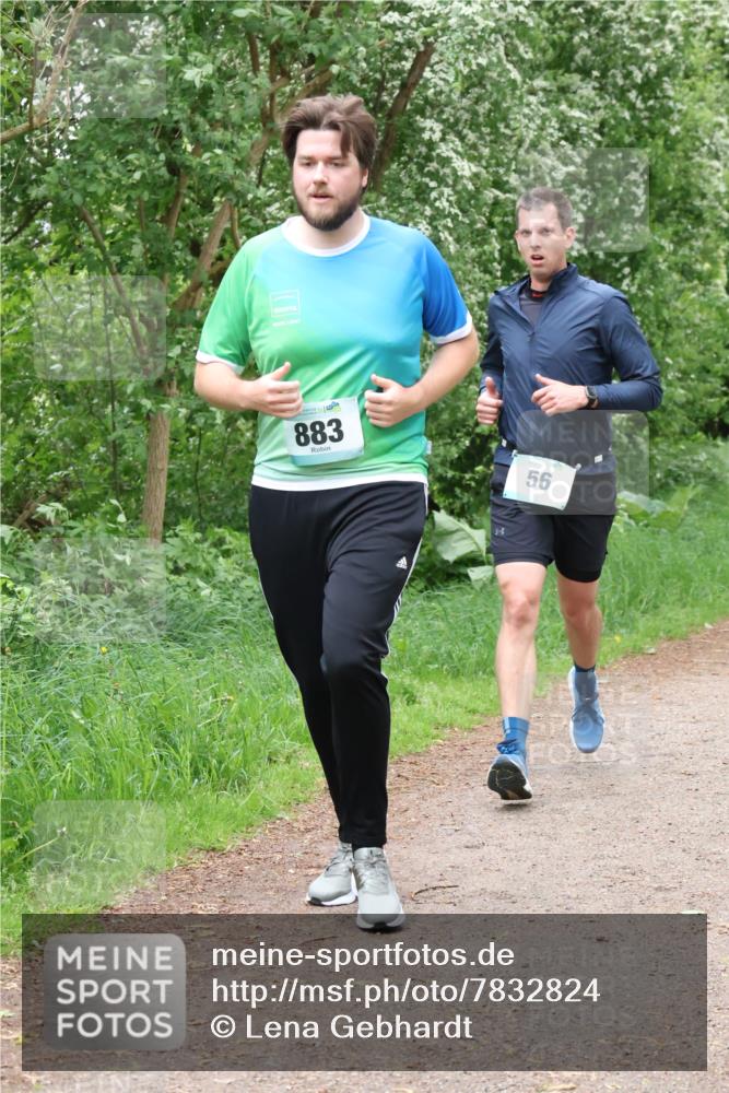 04.05.2025 - 8. Wedeler Halbmarathon Lena Gebhardt http://msf.ph/oto/7832824 04.05.2025 11:20:36 Laufen 883, 56 meine-sportfotos.de