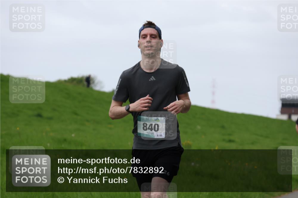 04.05.2025 - 8. Wedeler Halbmarathon Yannick Fuchs http://msf.ph/oto/7832892 04.05.2025 11:21:29 Laufen 840, 60, 226 meine-sportfotos.de