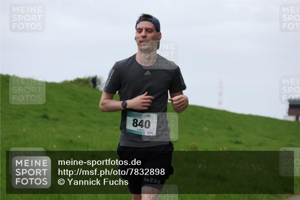 04.05.2025 - 8. Wedeler Halbmarathon Yannick Fuchs http://msf.ph/oto/7832898 04.05.2025 11:21:30 Laufen 840, 60, 226 meine-sportfotos.de