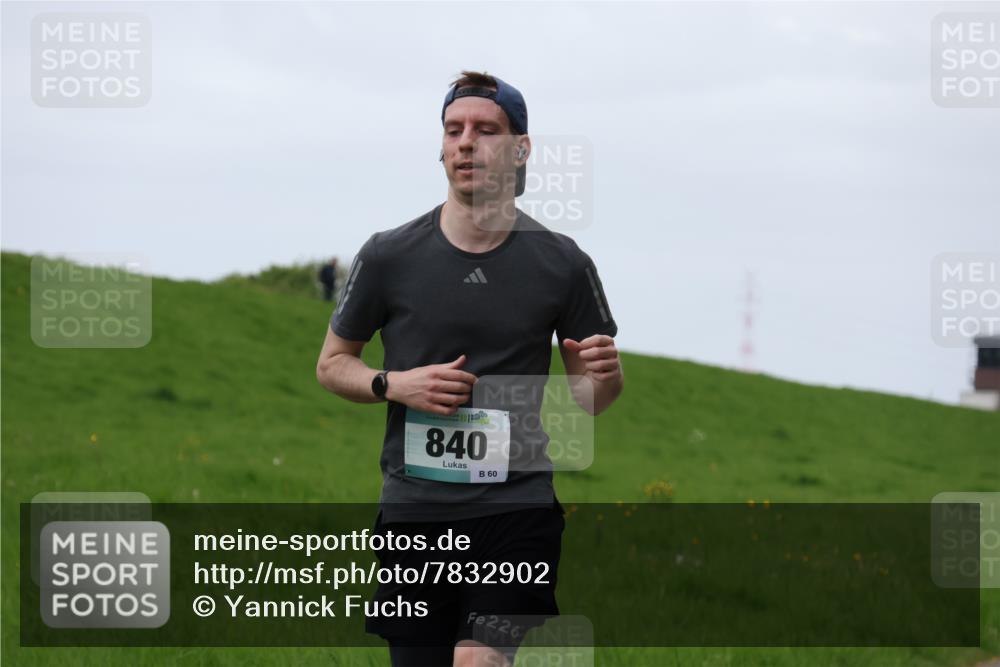 04.05.2025 - 8. Wedeler Halbmarathon Yannick Fuchs http://msf.ph/oto/7832902 04.05.2025 11:21:30 Laufen 840, 60, 226 meine-sportfotos.de