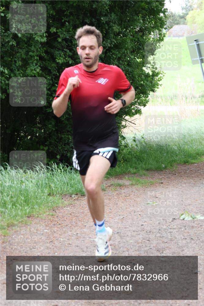 04.05.2025 - 8. Wedeler Halbmarathon Lena Gebhardt http://msf.ph/oto/7832966 04.05.2025 11:20:53 Laufen  meine-sportfotos.de