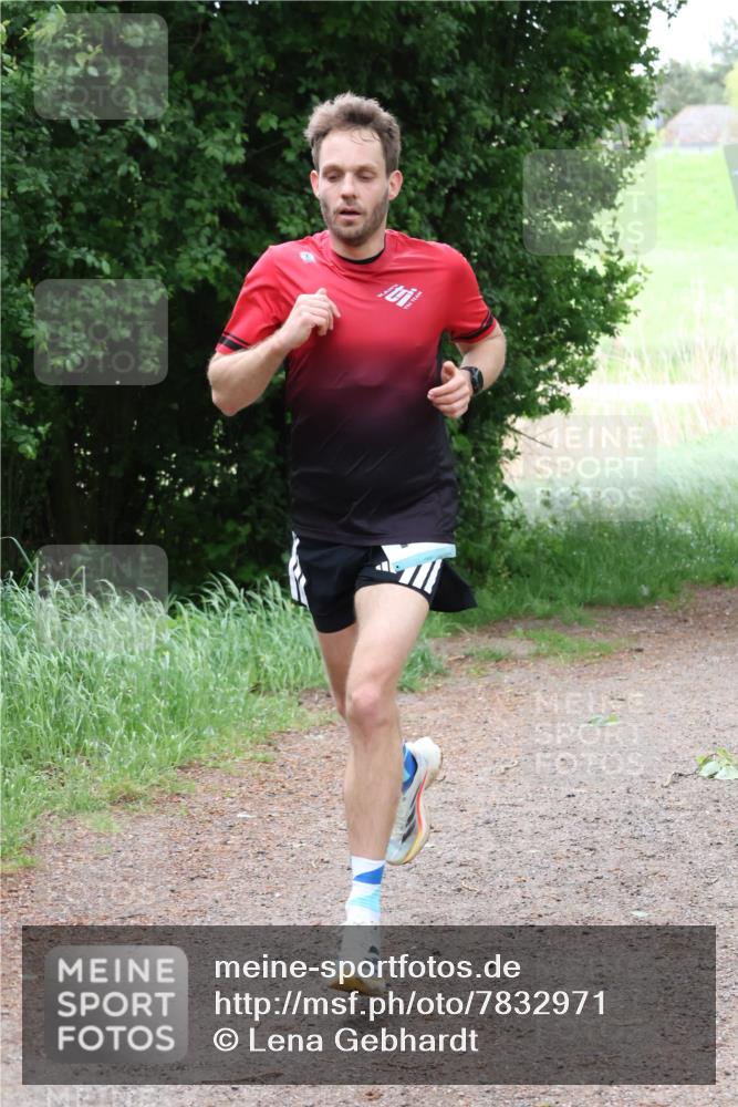 04.05.2025 - 8. Wedeler Halbmarathon Lena Gebhardt http://msf.ph/oto/7832971 04.05.2025 11:20:53 Laufen  meine-sportfotos.de