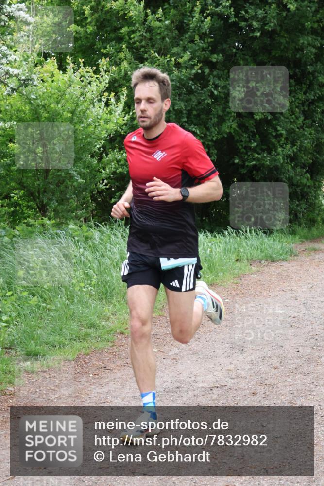 04.05.2025 - 8. Wedeler Halbmarathon Lena Gebhardt http://msf.ph/oto/7832982 04.05.2025 11:20:54 Laufen  meine-sportfotos.de