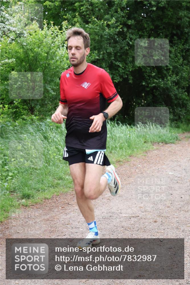 04.05.2025 - 8. Wedeler Halbmarathon Lena Gebhardt http://msf.ph/oto/7832987 04.05.2025 11:20:54 Laufen  meine-sportfotos.de
