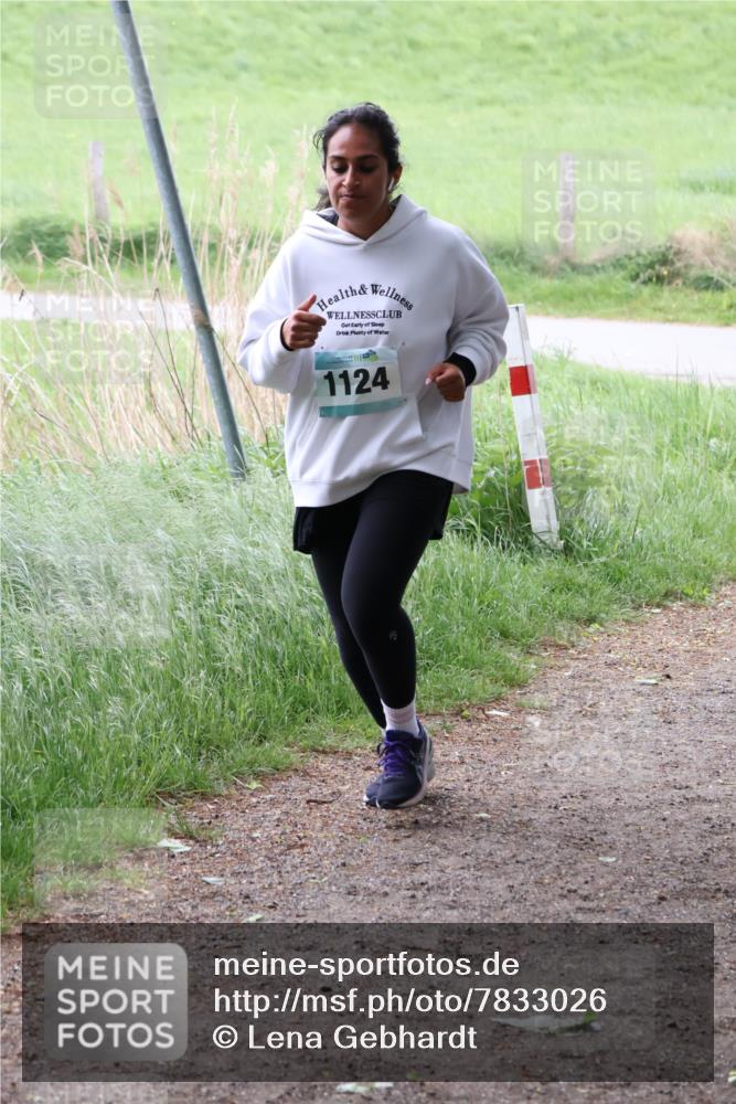 04.05.2025 - 8. Wedeler Halbmarathon Lena Gebhardt http://msf.ph/oto/7833026 04.05.2025 11:21:05 Laufen 1124 meine-sportfotos.de