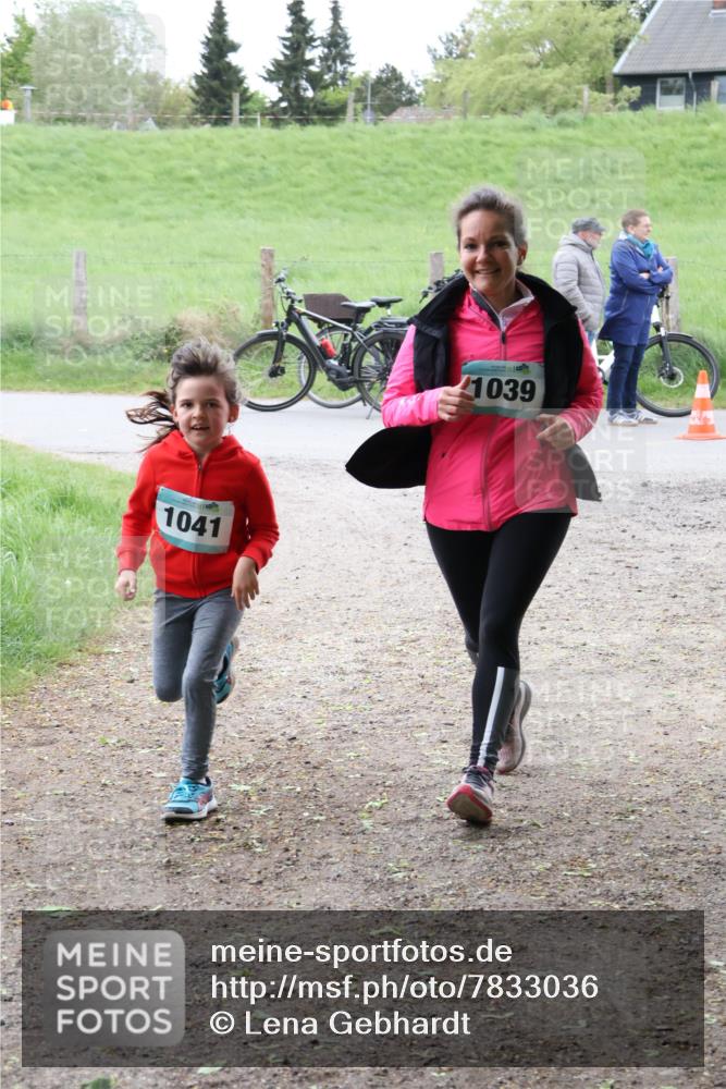 04.05.2025 - 8. Wedeler Halbmarathon Lena Gebhardt http://msf.ph/oto/7833036 04.05.2025 11:21:12 Laufen 1041, 1039 meine-sportfotos.de
