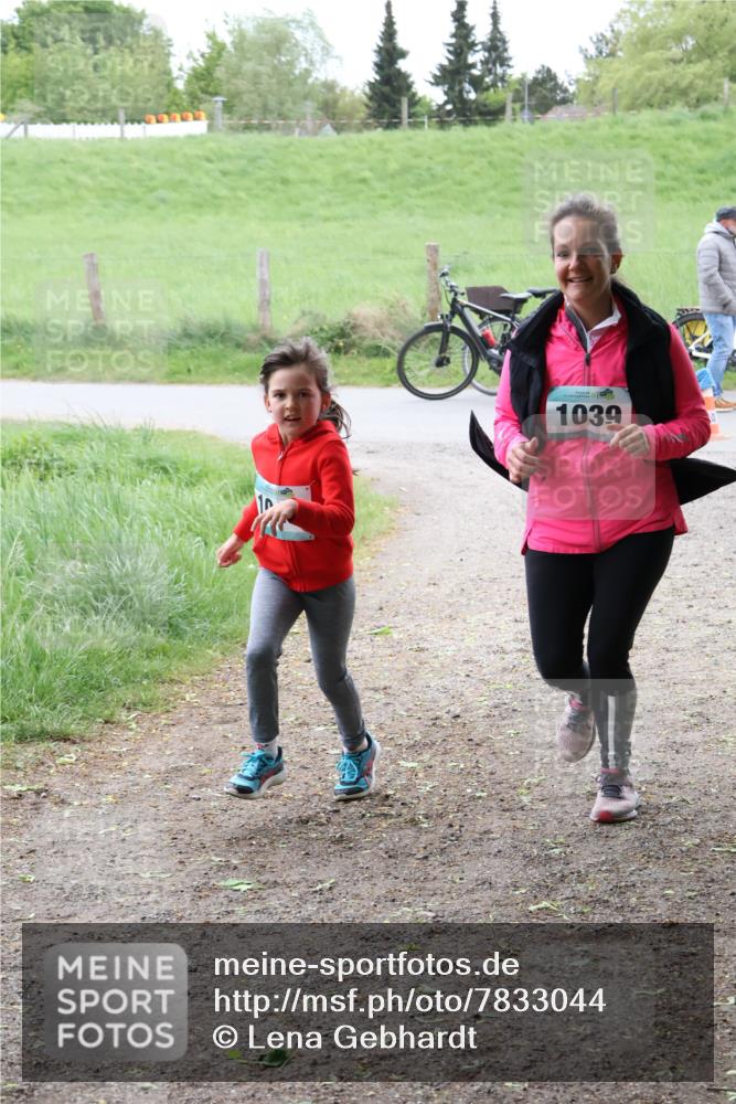 04.05.2025 - 8. Wedeler Halbmarathon Lena Gebhardt http://msf.ph/oto/7833044 04.05.2025 11:21:12 Laufen 1039 meine-sportfotos.de