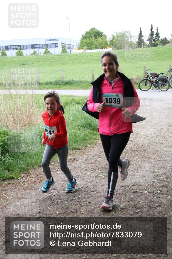 04.05.2025 - 8. Wedeler Halbmarathon Lena Gebhardt http://msf.ph/oto/7833079 04.05.2025 11:21:12 Laufen 041, 1039 meine-sportfotos.de