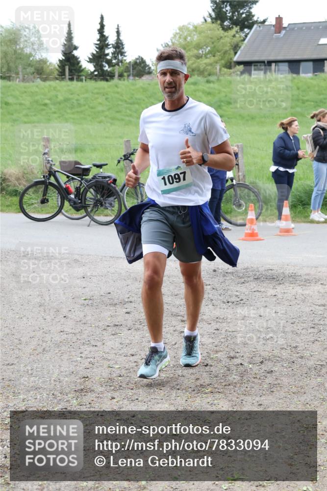 04.05.2025 - 8. Wedeler Halbmarathon Lena Gebhardt http://msf.ph/oto/7833094 04.05.2025 11:21:15 Laufen 1097 meine-sportfotos.de