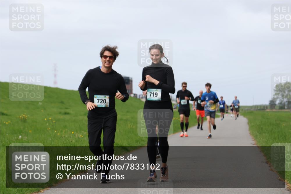 04.05.2025 - 8. Wedeler Halbmarathon Yannick Fuchs http://msf.ph/oto/7833102 04.05.2025 11:42:05 Laufen 720, 719 meine-sportfotos.de