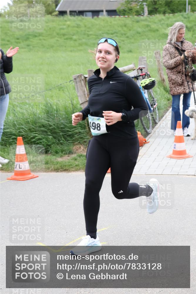 04.05.2025 - 8. Wedeler Halbmarathon Lena Gebhardt http://msf.ph/oto/7833128 04.05.2025 11:21:24 Laufen 98 meine-sportfotos.de