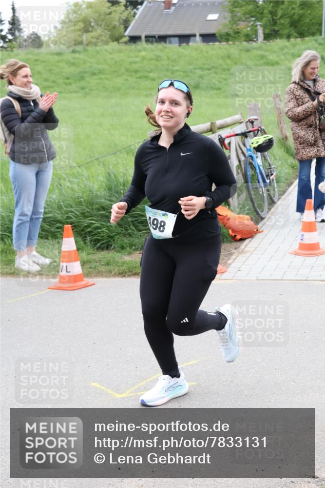 04.05.2025 - 8. Wedeler Halbmarathon Lena Gebhardt http://msf.ph/oto/7833131 04.05.2025 11:21:24 Laufen 20, 98 meine-sportfotos.de