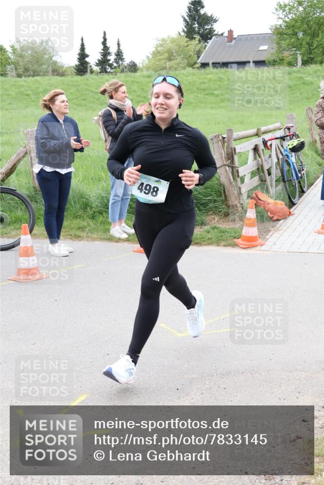 04.05.2025 - 8. Wedeler Halbmarathon Lena Gebhardt http://msf.ph/oto/7833145 04.05.2025 11:21:24 Laufen 498 meine-sportfotos.de