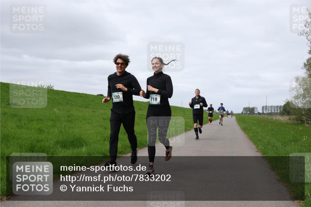 04.05.2025 - 8. Wedeler Halbmarathon Yannick Fuchs http://msf.ph/oto/7833202 04.05.2025 11:42:09 Laufen 720, 719 meine-sportfotos.de