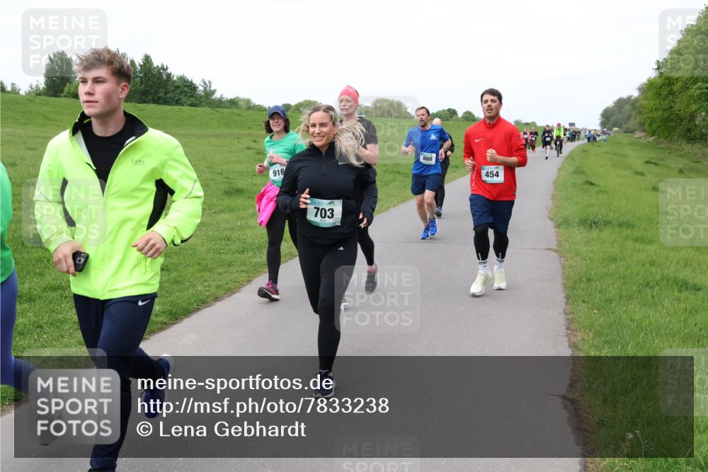 04.05.2025 - 8. Wedeler Halbmarathon Lena Gebhardt http://msf.ph/oto/7833238 04.05.2025 11:21:49 Laufen 916, 703, 860, 454 meine-sportfotos.de