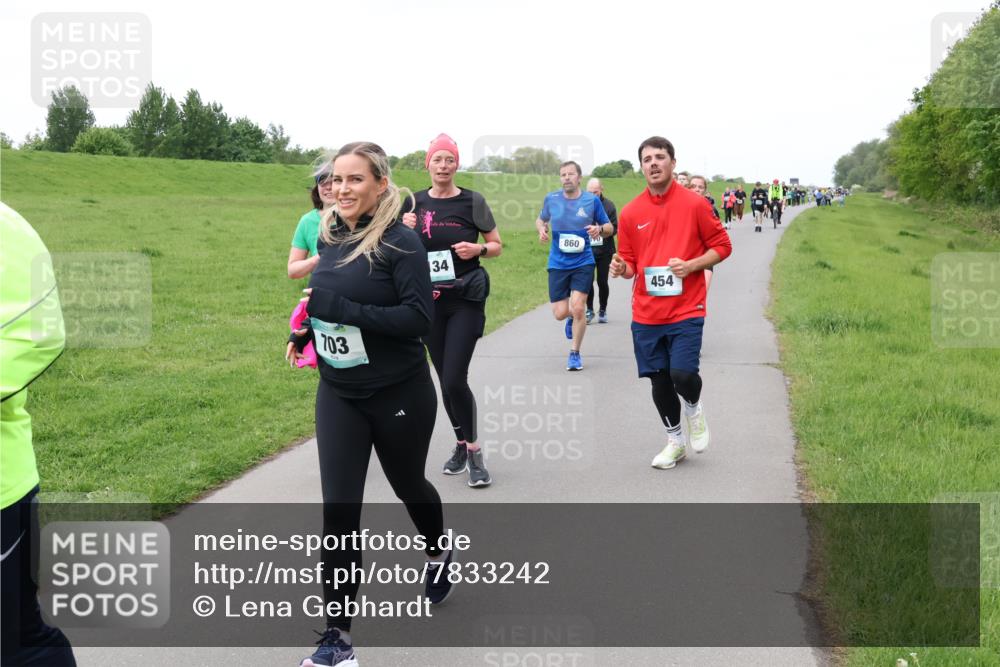 04.05.2025 - 8. Wedeler Halbmarathon Lena Gebhardt http://msf.ph/oto/7833242 04.05.2025 11:21:49 Laufen 703, 34, 860, 454 meine-sportfotos.de