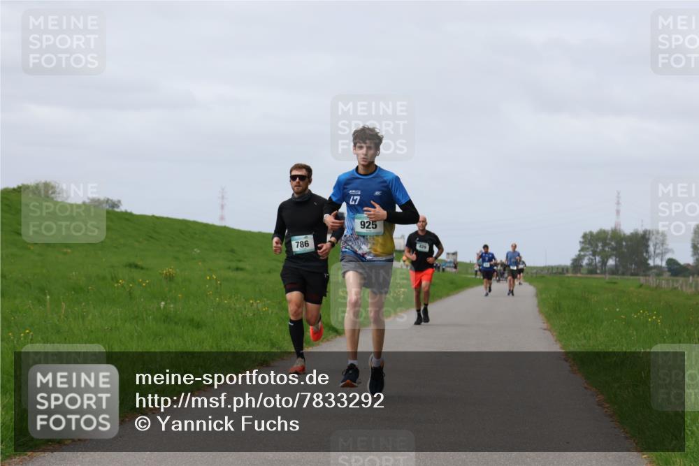 04.05.2025 - 8. Wedeler Halbmarathon Yannick Fuchs http://msf.ph/oto/7833292 04.05.2025 11:42:13 Laufen 786, 47, 925, 429 meine-sportfotos.de