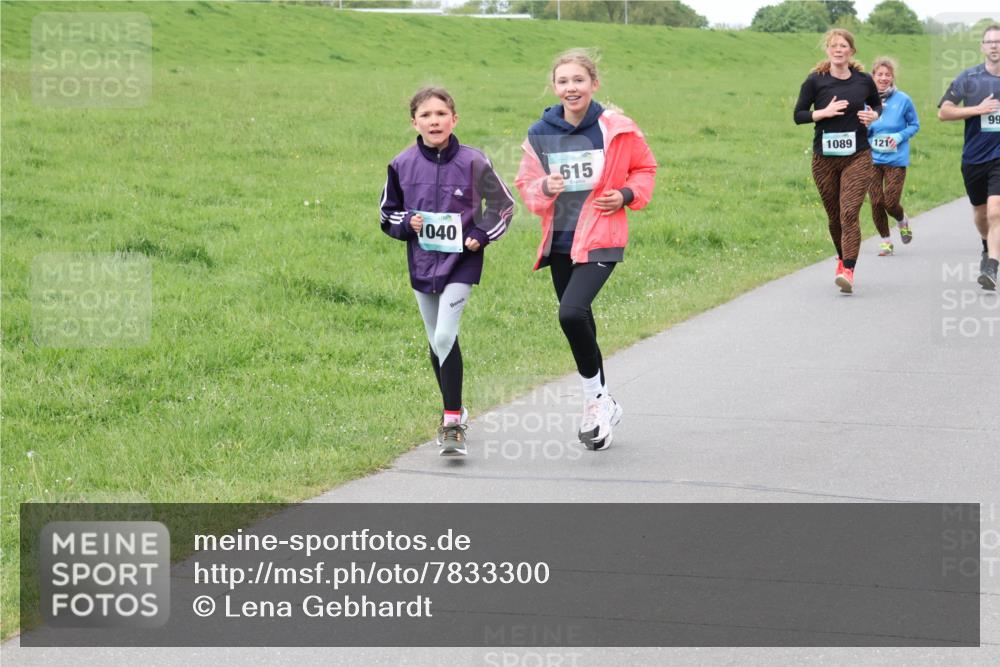 04.05.2025 - 8. Wedeler Halbmarathon Lena Gebhardt http://msf.ph/oto/7833300 04.05.2025 11:21:58 Laufen 1040, 615, 1089, 121, 99 meine-sportfotos.de