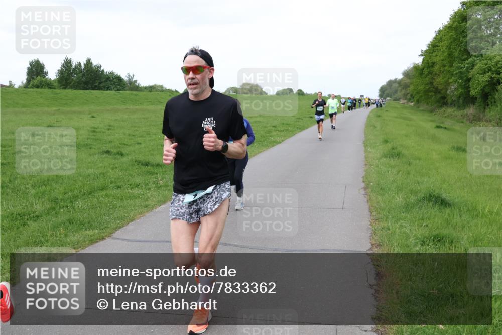 04.05.2025 - 8. Wedeler Halbmarathon Lena Gebhardt http://msf.ph/oto/7833362 04.05.2025 11:22:02 Laufen  meine-sportfotos.de