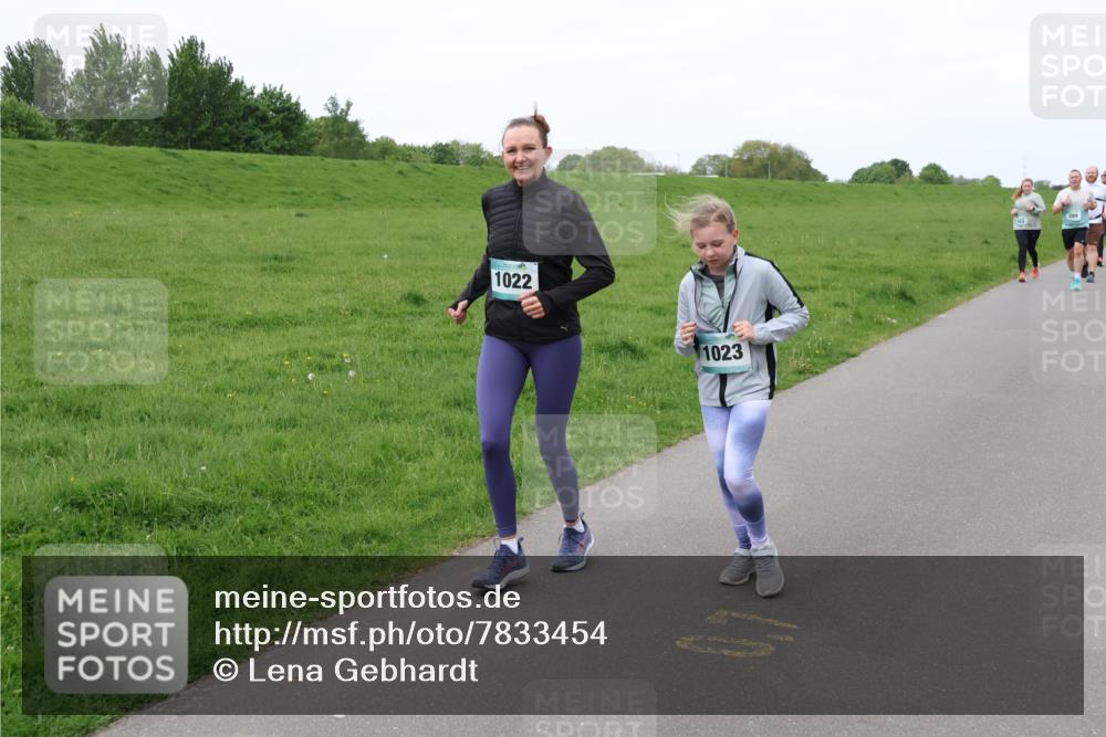 04.05.2025 - 8. Wedeler Halbmarathon Lena Gebhardt http://msf.ph/oto/7833454 04.05.2025 11:22:22 Laufen 1022, 1023 meine-sportfotos.de