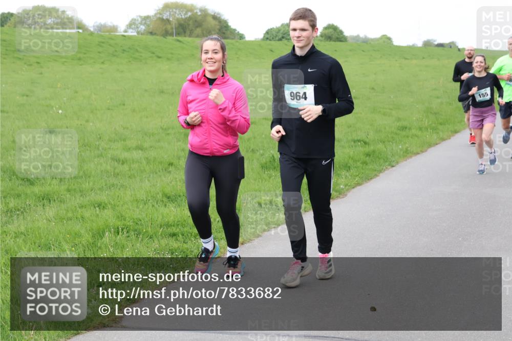 04.05.2025 - 8. Wedeler Halbmarathon Lena Gebhardt http://msf.ph/oto/7833682 04.05.2025 11:22:55 Laufen 964, 155 meine-sportfotos.de