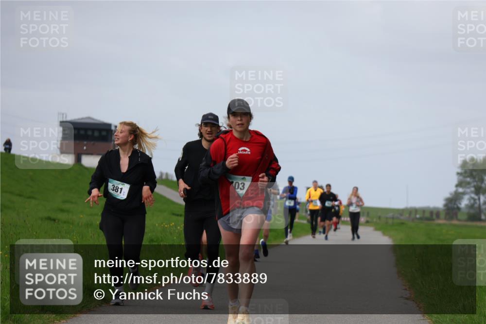 04.05.2025 - 8. Wedeler Halbmarathon Yannick Fuchs http://msf.ph/oto/7833889 04.05.2025 11:42:59 Laufen 381, 03 meine-sportfotos.de