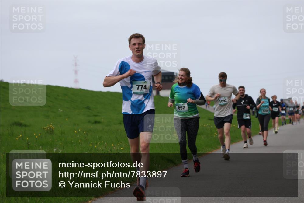 04.05.2025 - 8. Wedeler Halbmarathon Yannick Fuchs http://msf.ph/oto/7833897 04.05.2025 11:22:10 Laufen 774, 21, 892, 1092, 107, 1209 meine-sportfotos.de