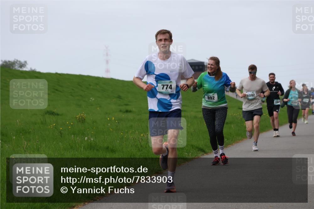 04.05.2025 - 8. Wedeler Halbmarathon Yannick Fuchs http://msf.ph/oto/7833903 04.05.2025 11:22:10 Laufen 774, 21, 892, 1092, 102, 1209 meine-sportfotos.de