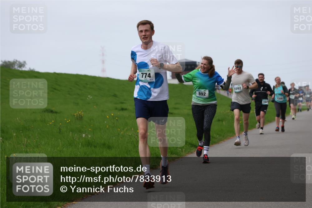 04.05.2025 - 8. Wedeler Halbmarathon Yannick Fuchs http://msf.ph/oto/7833913 04.05.2025 11:22:10 Laufen 774, 21, 892, 1092, 102, 1209 meine-sportfotos.de