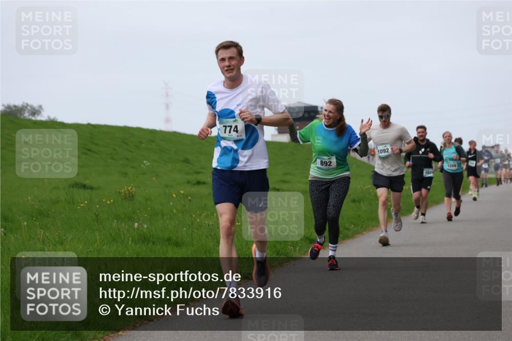 04.05.2025 - 8. Wedeler Halbmarathon Yannick Fuchs http://msf.ph/oto/7833916 04.05.2025 11:22:10 Laufen 774, 21, 892, 1092, 102, 1209 meine-sportfotos.de