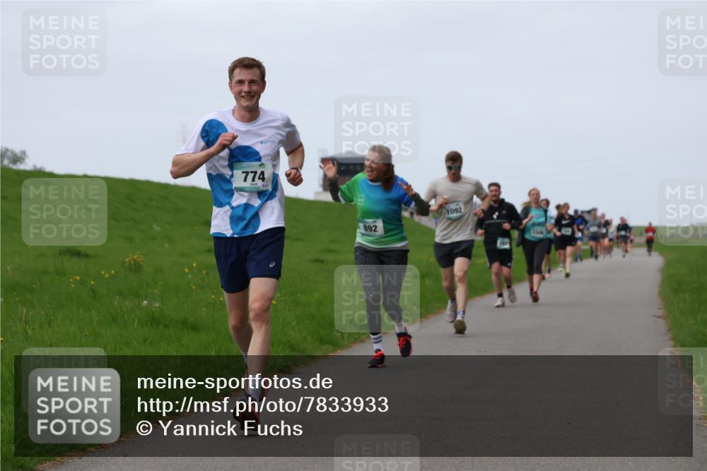 04.05.2025 - 8. Wedeler Halbmarathon Yannick Fuchs http://msf.ph/oto/7833933 04.05.2025 11:22:11 Laufen 774, 21, 892, 1092, 1200 meine-sportfotos.de