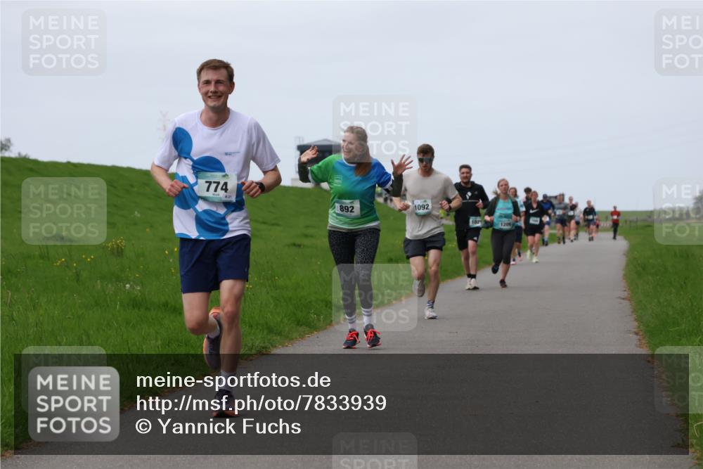 04.05.2025 - 8. Wedeler Halbmarathon Yannick Fuchs http://msf.ph/oto/7833939 04.05.2025 11:22:11 Laufen 774, 82, 892, 1092, 102, 1209 meine-sportfotos.de