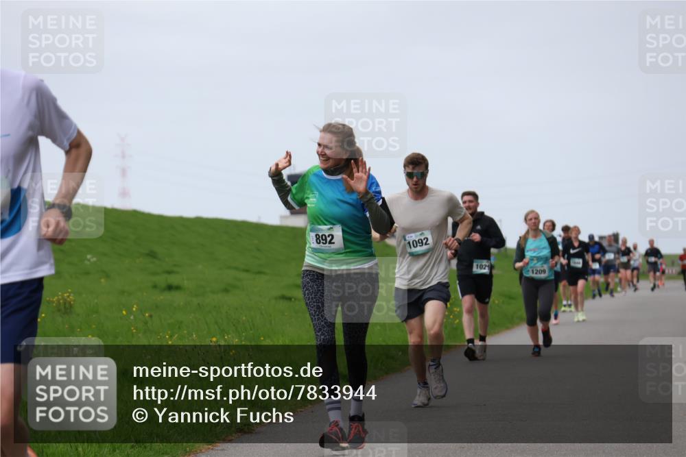 04.05.2025 - 8. Wedeler Halbmarathon Yannick Fuchs http://msf.ph/oto/7833944 04.05.2025 11:22:12 Laufen 892, 1092, 1029, 1209 meine-sportfotos.de