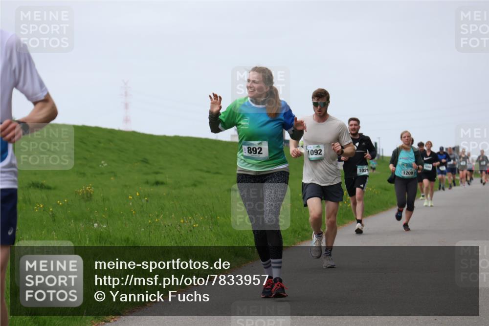 04.05.2025 - 8. Wedeler Halbmarathon Yannick Fuchs http://msf.ph/oto/7833957 04.05.2025 11:22:12 Laufen 892, 1092, 1029, 1209 meine-sportfotos.de
