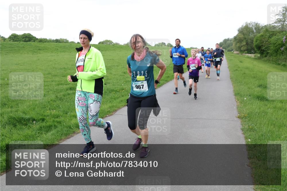 04.05.2025 - 8. Wedeler Halbmarathon Lena Gebhardt http://msf.ph/oto/7834010 04.05.2025 11:23:29 Laufen 800, 2125, 967, 102, 579 meine-sportfotos.de