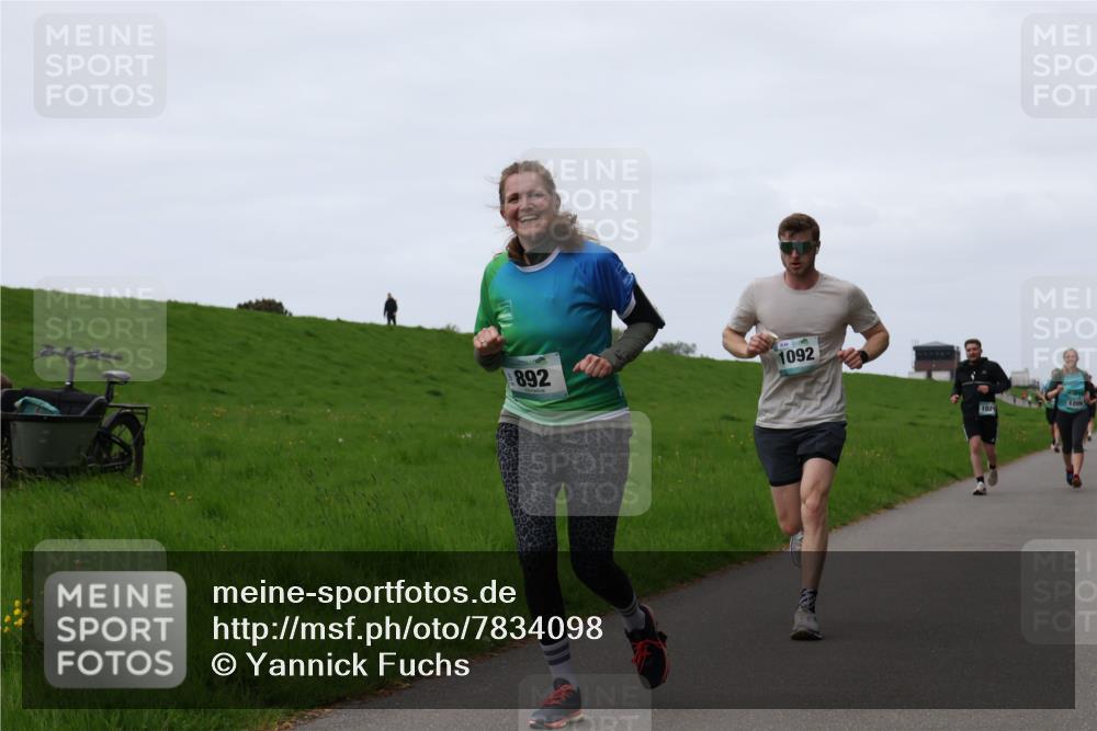 04.05.2025 - 8. Wedeler Halbmarathon Yannick Fuchs http://msf.ph/oto/7834098 04.05.2025 11:22:16 Laufen 892, 1092, 102, 1209 meine-sportfotos.de