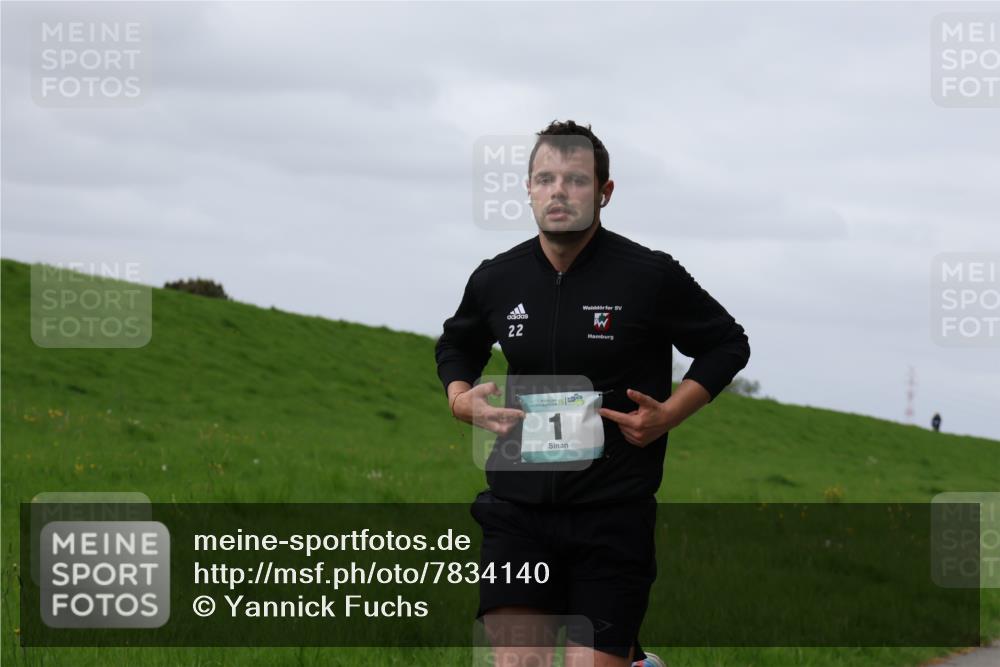 04.05.2025 - 8. Wedeler Halbmarathon Yannick Fuchs http://msf.ph/oto/7834140 04.05.2025 11:43:09 Laufen 22, 1 meine-sportfotos.de