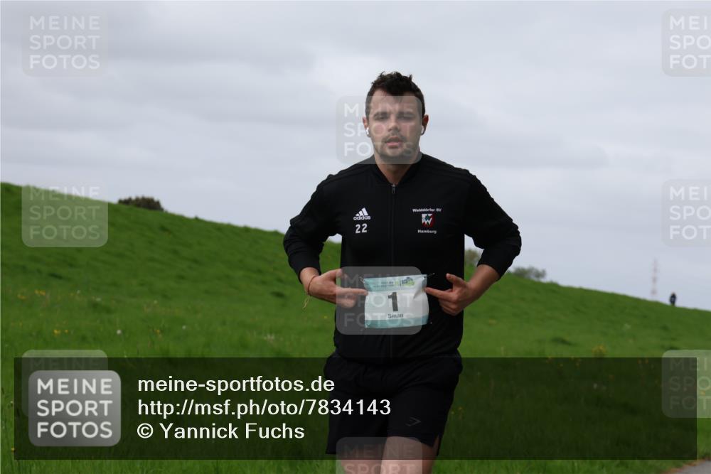 04.05.2025 - 8. Wedeler Halbmarathon Yannick Fuchs http://msf.ph/oto/7834143 04.05.2025 11:43:09 Laufen 22, 1 meine-sportfotos.de