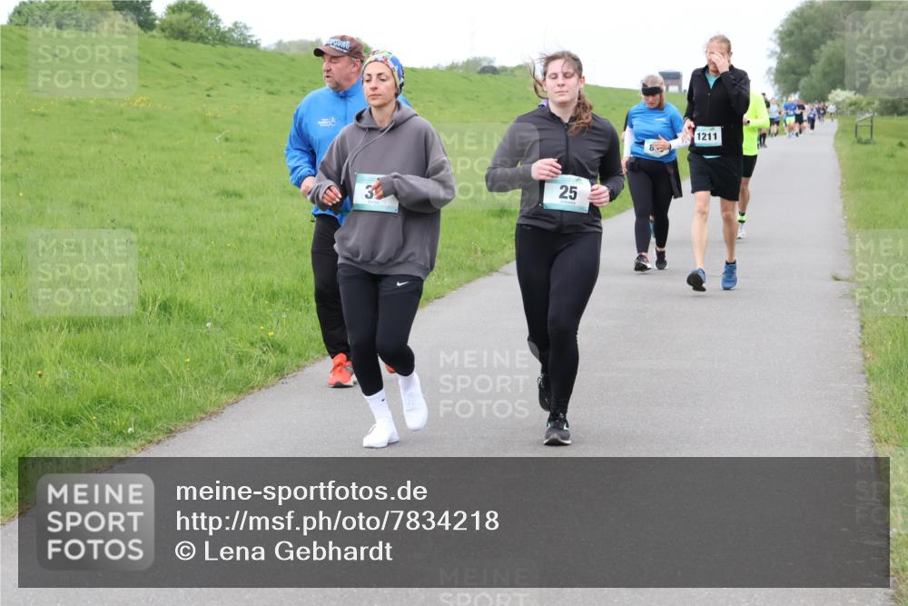 04.05.2025 - 8. Wedeler Halbmarathon Lena Gebhardt http://msf.ph/oto/7834218 04.05.2025 11:23:49 Laufen 3, 25, 25, 1211 meine-sportfotos.de