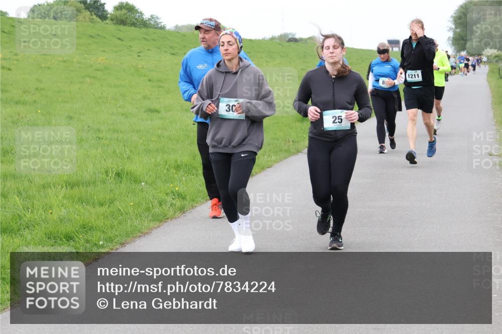 04.05.2025 - 8. Wedeler Halbmarathon Lena Gebhardt http://msf.ph/oto/7834224 04.05.2025 11:23:50 Laufen 30, 25, 25, 1211, 8 meine-sportfotos.de