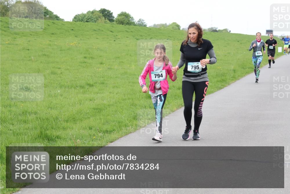 04.05.2025 - 8. Wedeler Halbmarathon Lena Gebhardt http://msf.ph/oto/7834284 04.05.2025 11:24:00 Laufen 794, 795, 910, 1183 meine-sportfotos.de