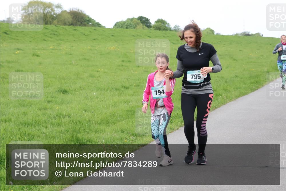04.05.2025 - 8. Wedeler Halbmarathon Lena Gebhardt http://msf.ph/oto/7834289 04.05.2025 11:24:01 Laufen 794, 795, 910 meine-sportfotos.de