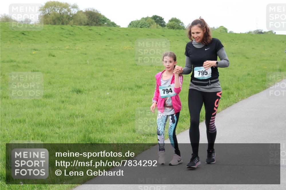 04.05.2025 - 8. Wedeler Halbmarathon Lena Gebhardt http://msf.ph/oto/7834292 04.05.2025 11:24:01 Laufen 794, 795 meine-sportfotos.de